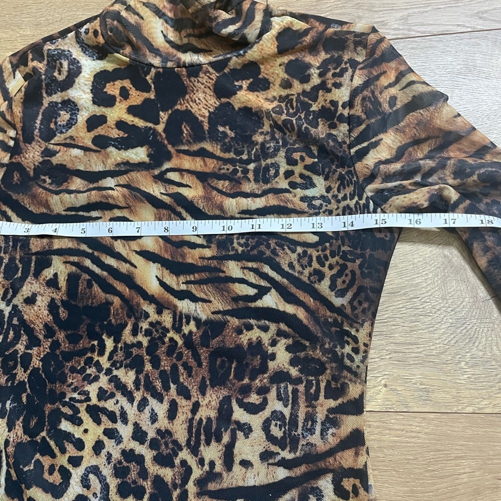 Animal Print Mesh Knitted
All Over Print Stand Collar long bell sleeves Sz Sm - Picture 11 of 14